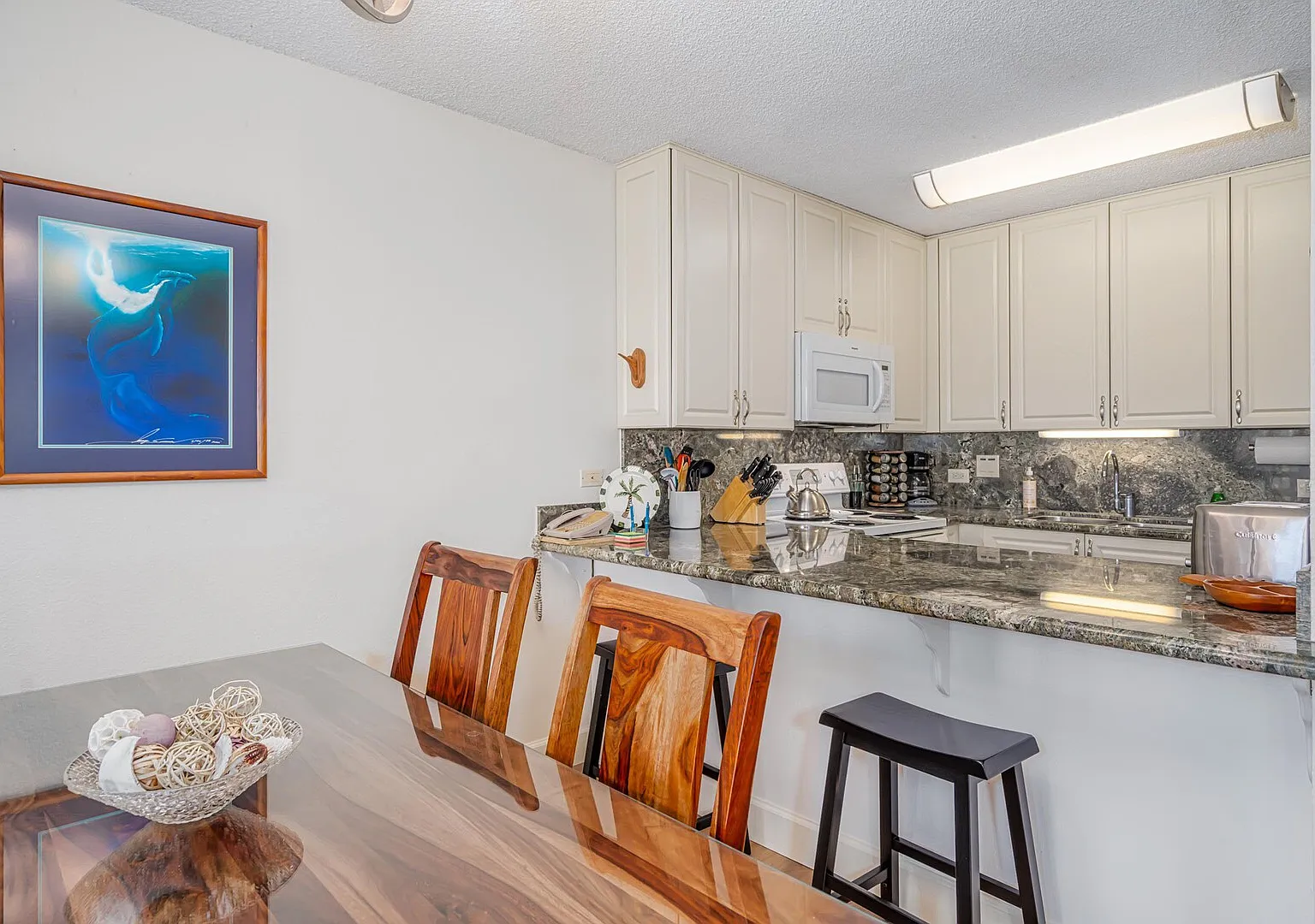 Kamaole Sands 6-303 - Courtyard and Ocean Views from Renovated 3rd — Photo 2