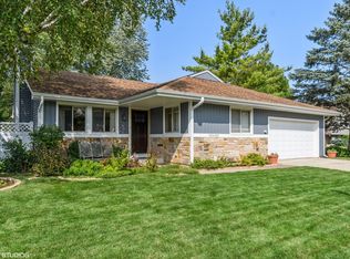30W150 Foxboro Ct, Warrenville, IL 60555