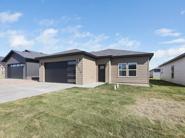 3326 34th St W, Williston, ND 58801