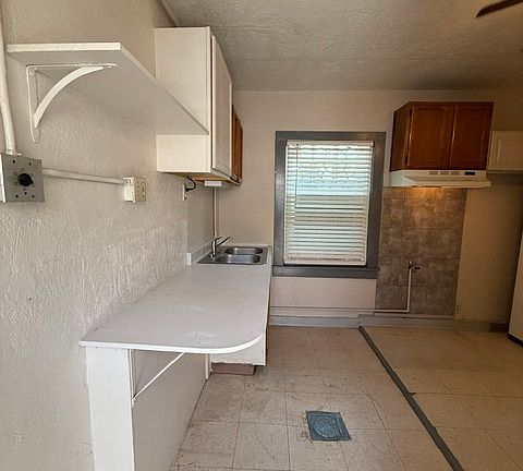 3rd image of 7401 N Loop Dr