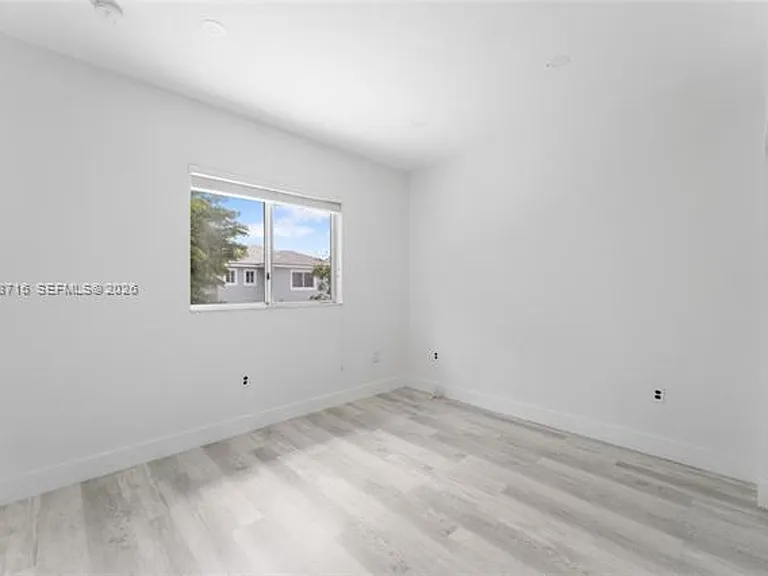 379 NE 31st Ave — Photo 20