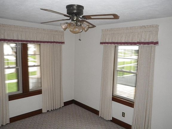 3rd image of 518 S Oak Park Ct