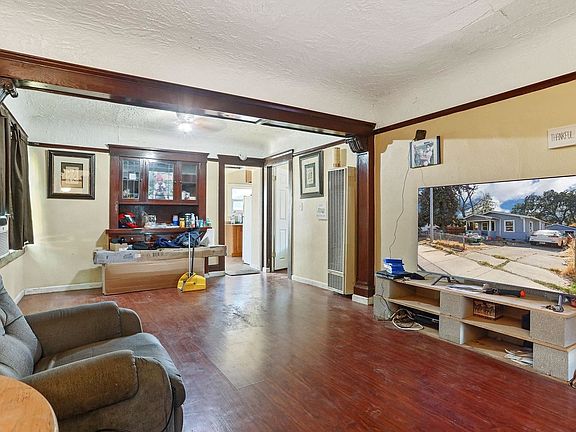 3rd image of 1015 S Broadway Ave