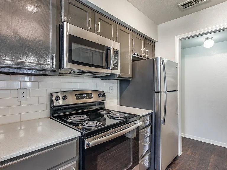 Maxwell Apartments — Photo 43