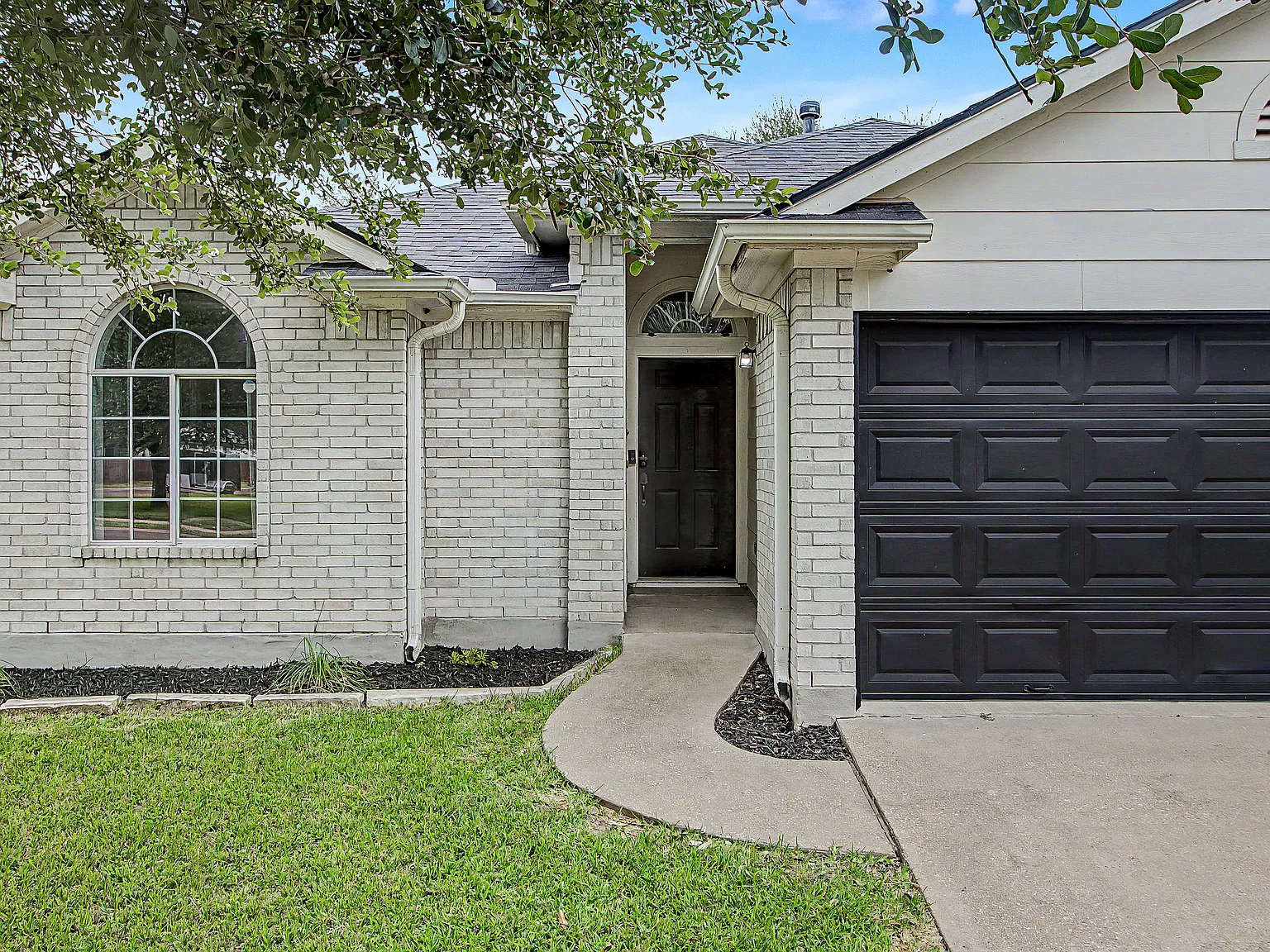 3 bed, 1001 sqft, $1,800 — Photo 2
