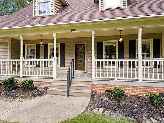 4th image of 305 Oak Brook Way