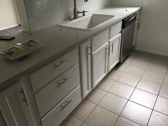 Quartz top Kitchen, all stainless steel appliances