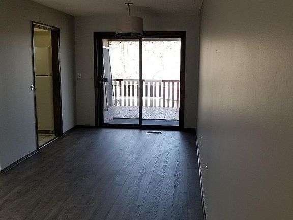 4th image of 8 Melissa Ln