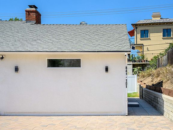 2nd image of 841 Irving Dr #101