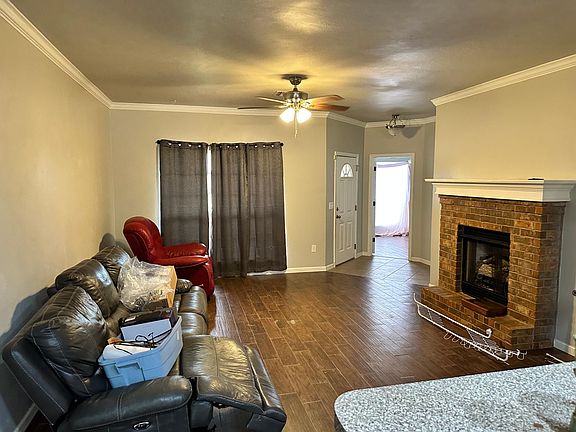 4th image of 700 E Linden Ln