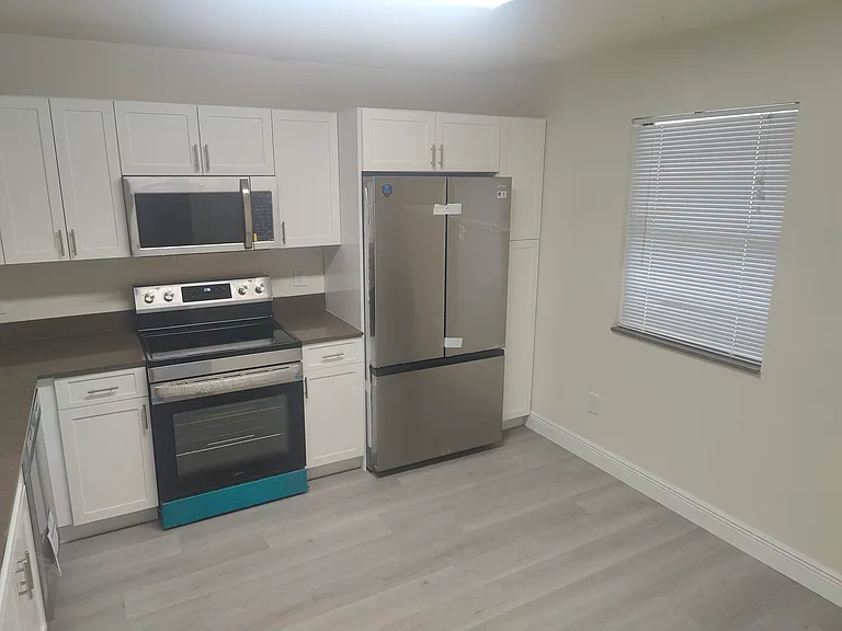 302 Lakeview Dr E #302 — Photo 2
