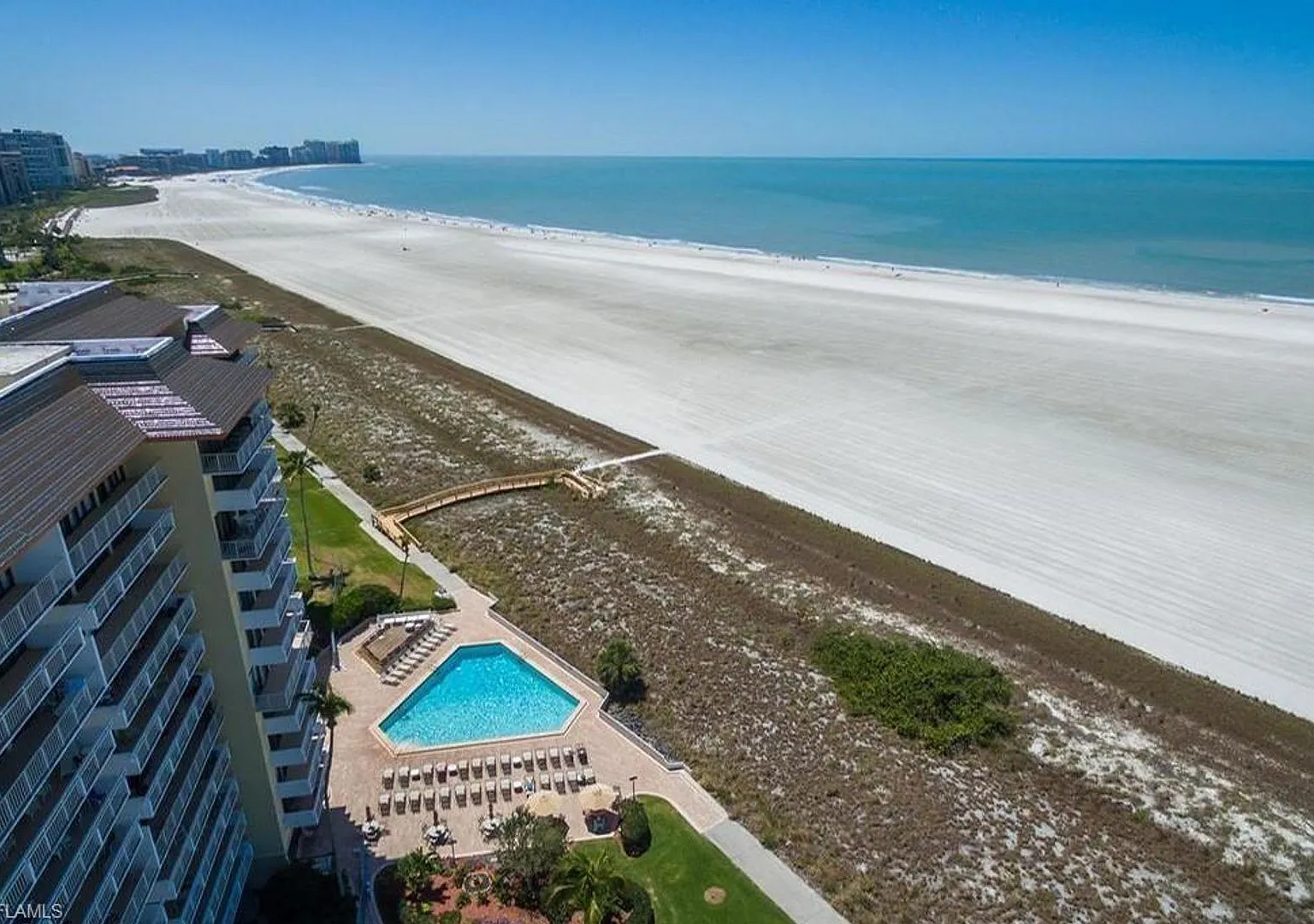 Only Steps From The Pool & The Beach Marco Island Two Bedroom ** — Photo 1