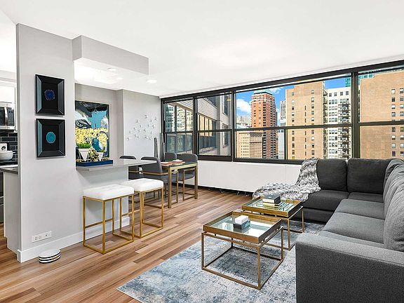 Offering nine different floor plans to choose from, our studio, one-, and two-bedroom pet-friendly residences feature lake or city views and a variety of finishes, like granite countertops, stainless