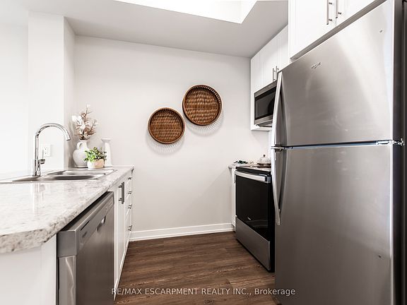 4th image of 870 Queenston Rd #504