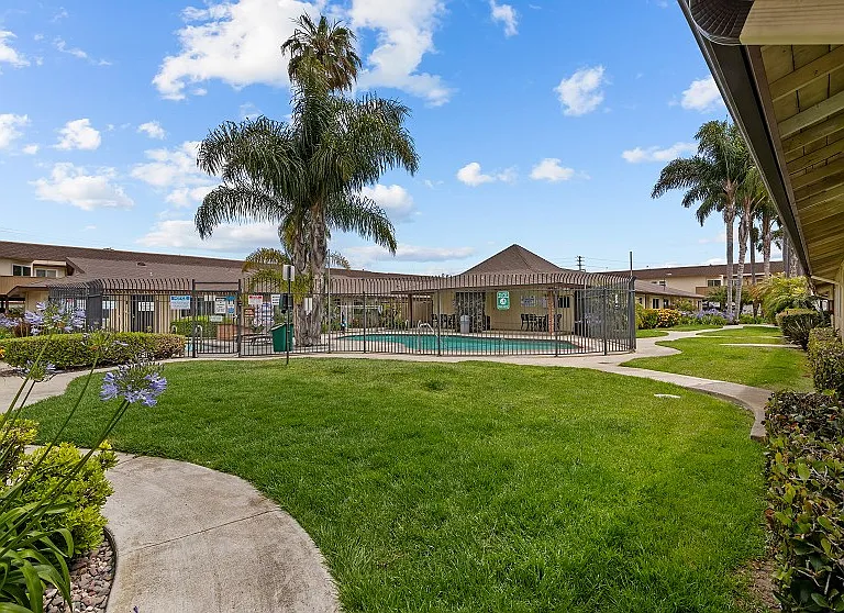 Huntington Garden Apartments — Photo 19
