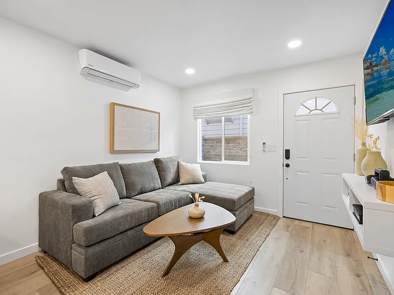 834 Island Ct #1/2 — Photo 3