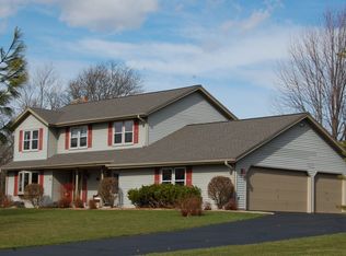 S77W29970 Crossgate Dr, Mukwonago, WI 53149