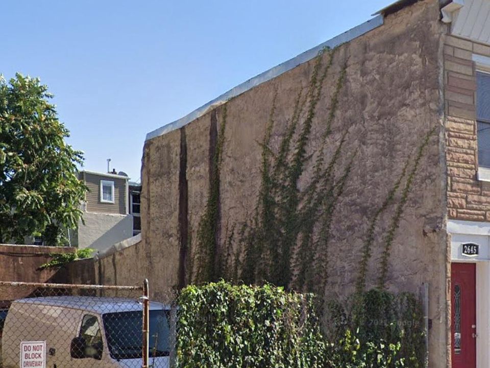 2nd image of 2647 Emerald St
