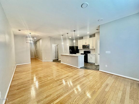 5th image of 542 Writers Way