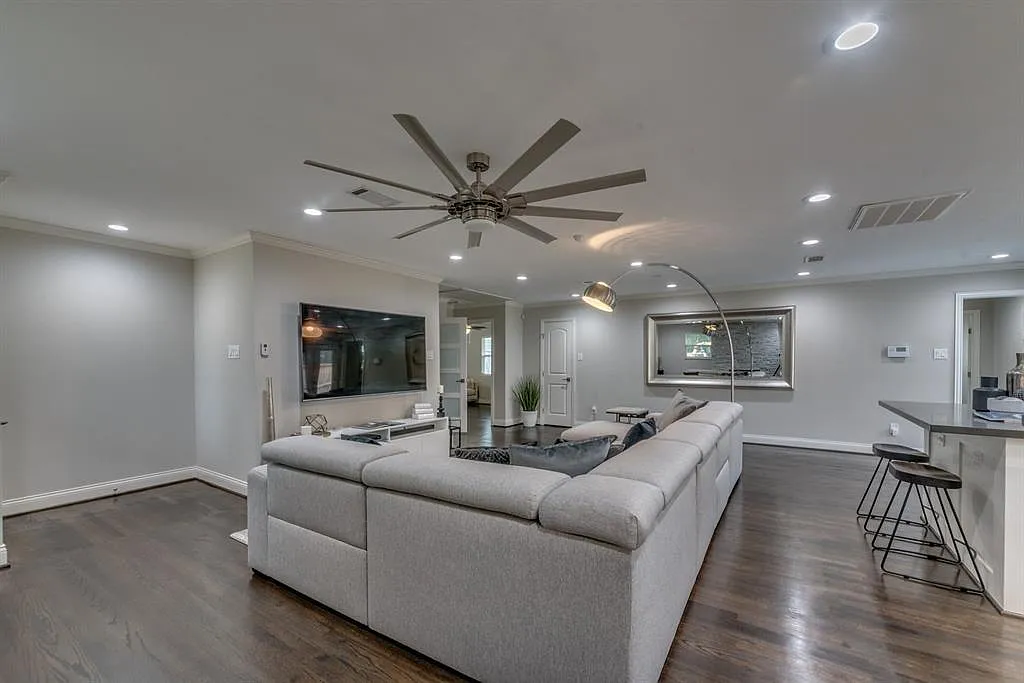 3 bed, 2.5 bath, 2332 sqft, $3,800 — Photo 3