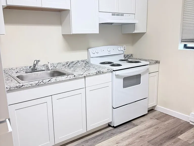 280 Edgewood Rd — Photo 2