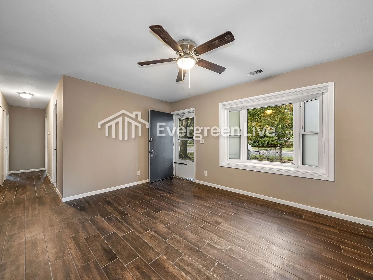 3 bed, 1.0 bath, 925 sqft, $1,295 — Photo 3