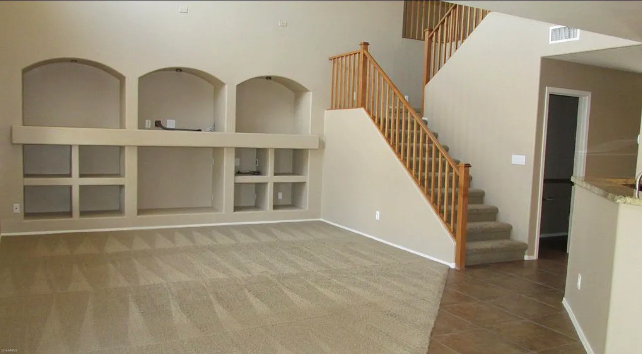 4 bed, 2.5 bath, 2113 sqft, $2,500 — Photo 2