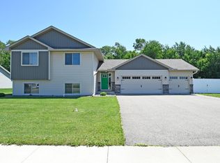 38391 Hunters Ridge Trl, North Branch, MN 55056