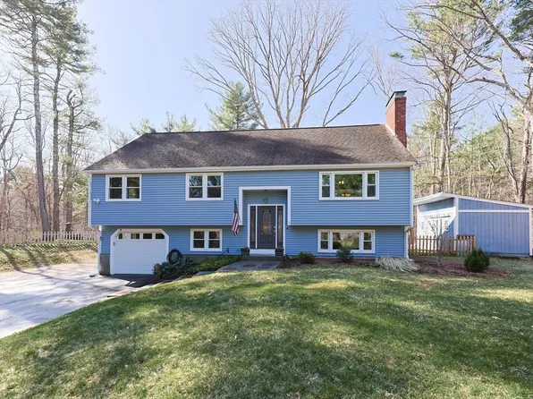 10 Horseshoe Dr, Plainville, MA 02762