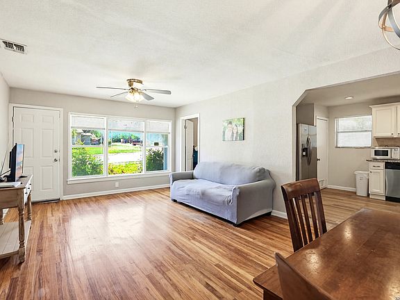 4th image of 651 BEXAR DR