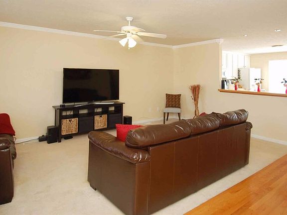 3rd image of 633 Wyndhurst Dr