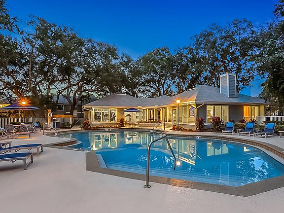 SWIMMING POOL WITH SUNDECK