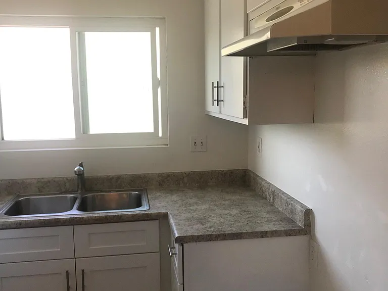 2441 S Orange Dr — Photo 8
