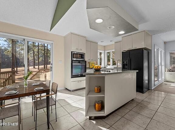 4th image of 15620 Fox Lane