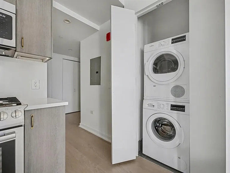 515 W 38th St #H16 — Photo 11