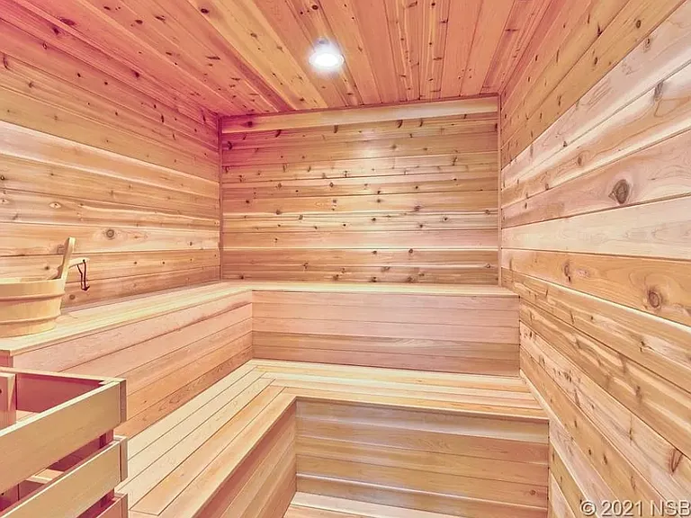 Yes! This beautiful complex boasts a gorgeous Cedar sauna with full facilities