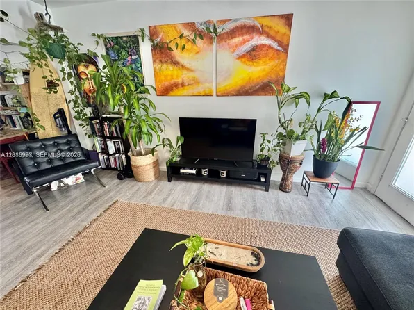 330 74th St APT 15, Miami Beach, FL 33141
