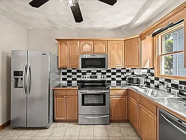 3rd image of 31 Bates St Floor 1