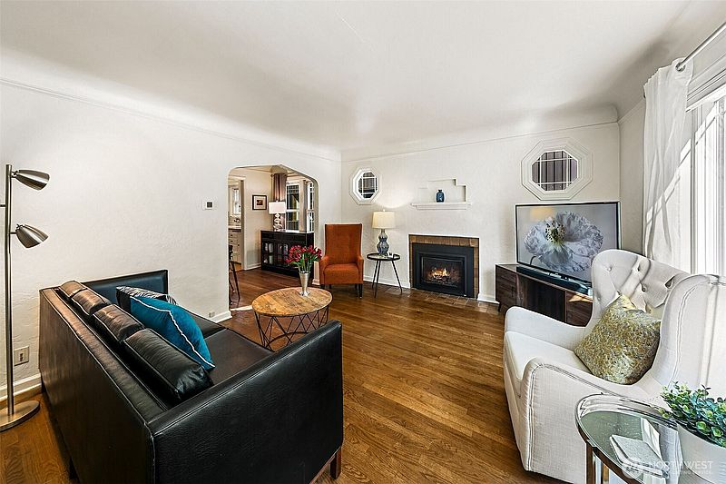 2nd image of 6657 Ellis Avenue S