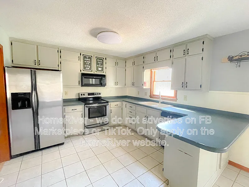 3 bed, 2.0 bath, 1704 sqft, $1,935 — Photo 4