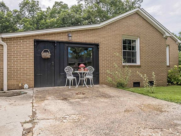 4th image of 618 Oak Dr NE