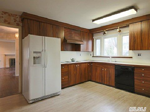 4th image of 8 Hilltop Ln