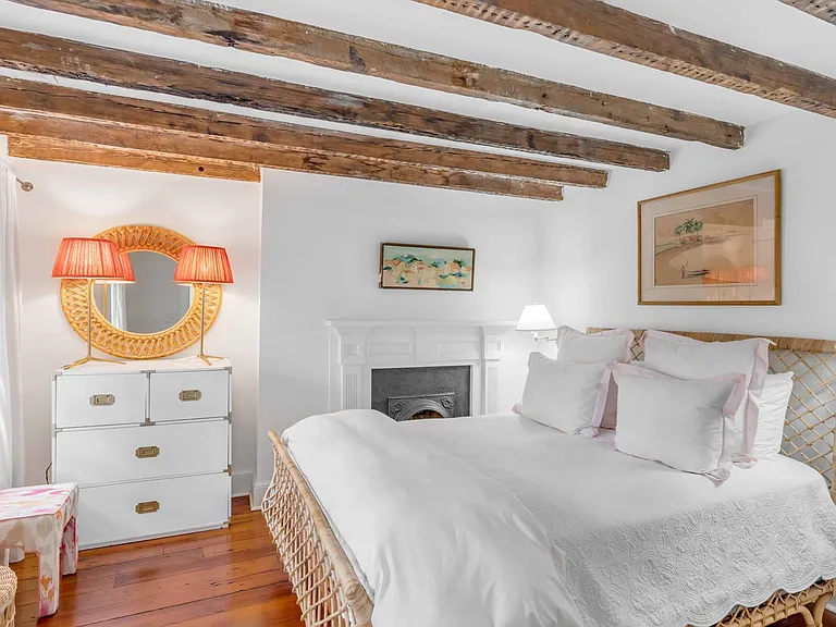 Third floor guest bedroom ( queen bed).