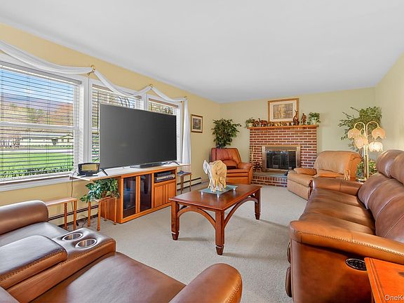 2nd image of 1044 Blue Mountain Road