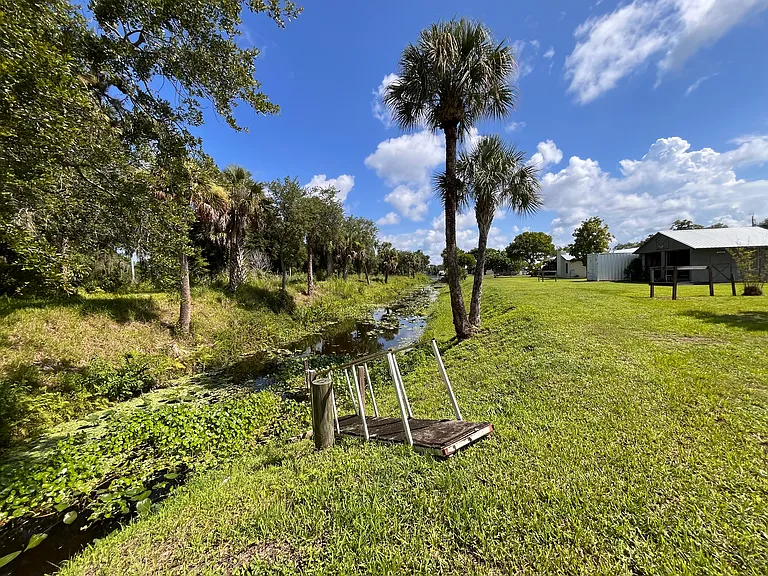 Gain way Access to canal w. Space to dock up to a 22' boat
