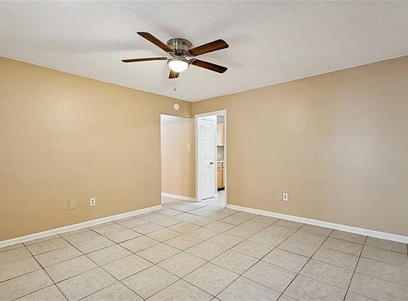 5th image of 834 Pine Tree St