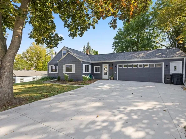 W271N2636 Pear Tree LANE, Pewaukee, WI 53072