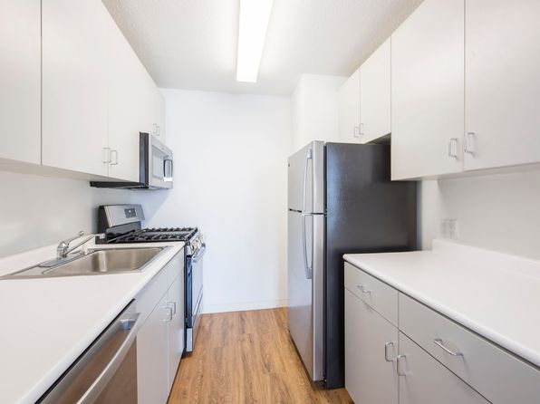 429 E 52nd St APT 32D