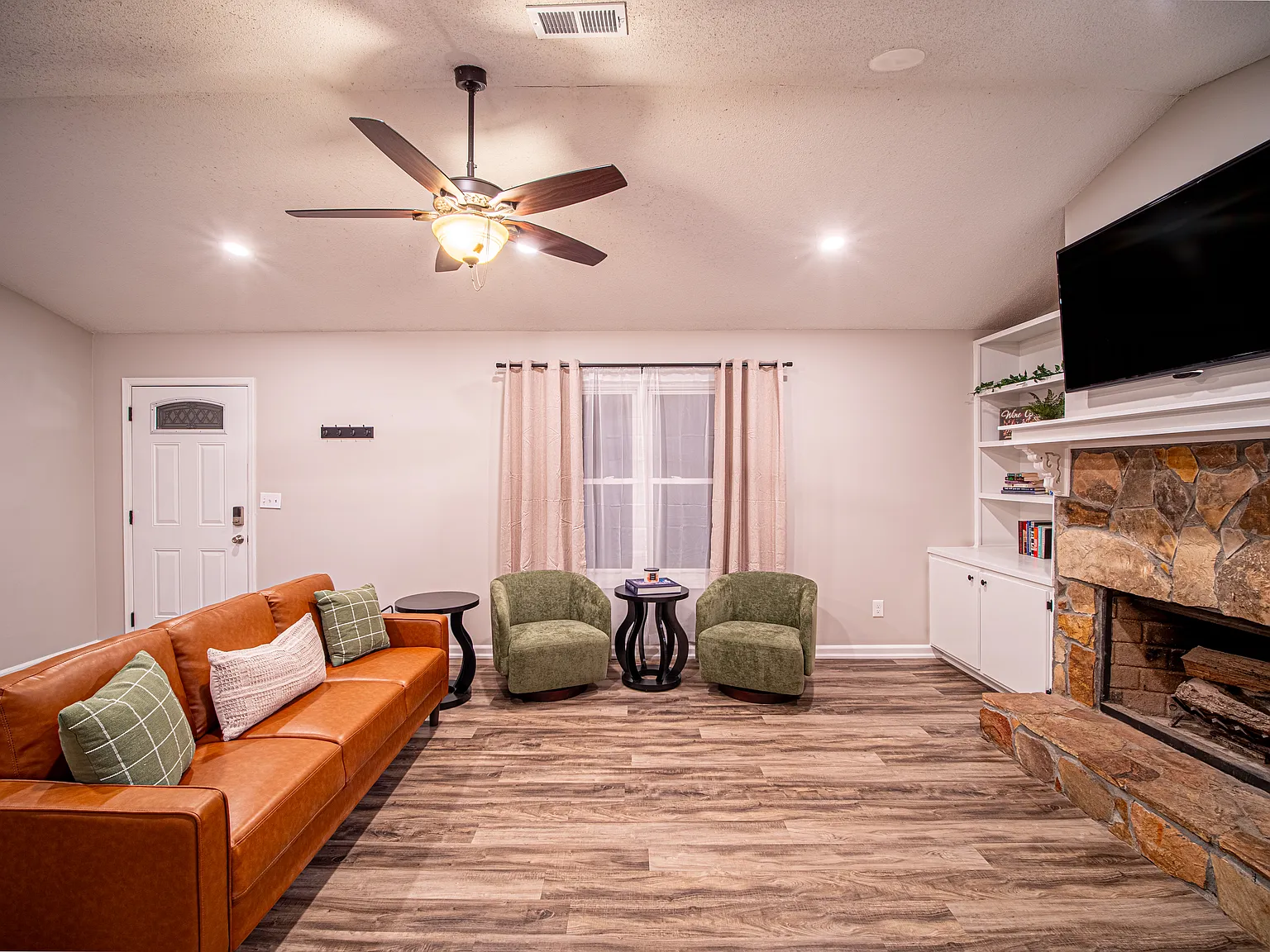 3 bed, 1535 sqft, $3,300 — Photo 2