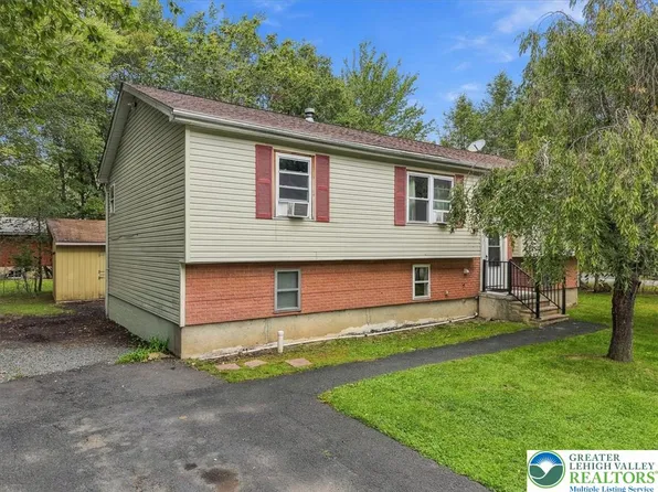 3326 Woodland Dr, Tobyhanna, PA 18466